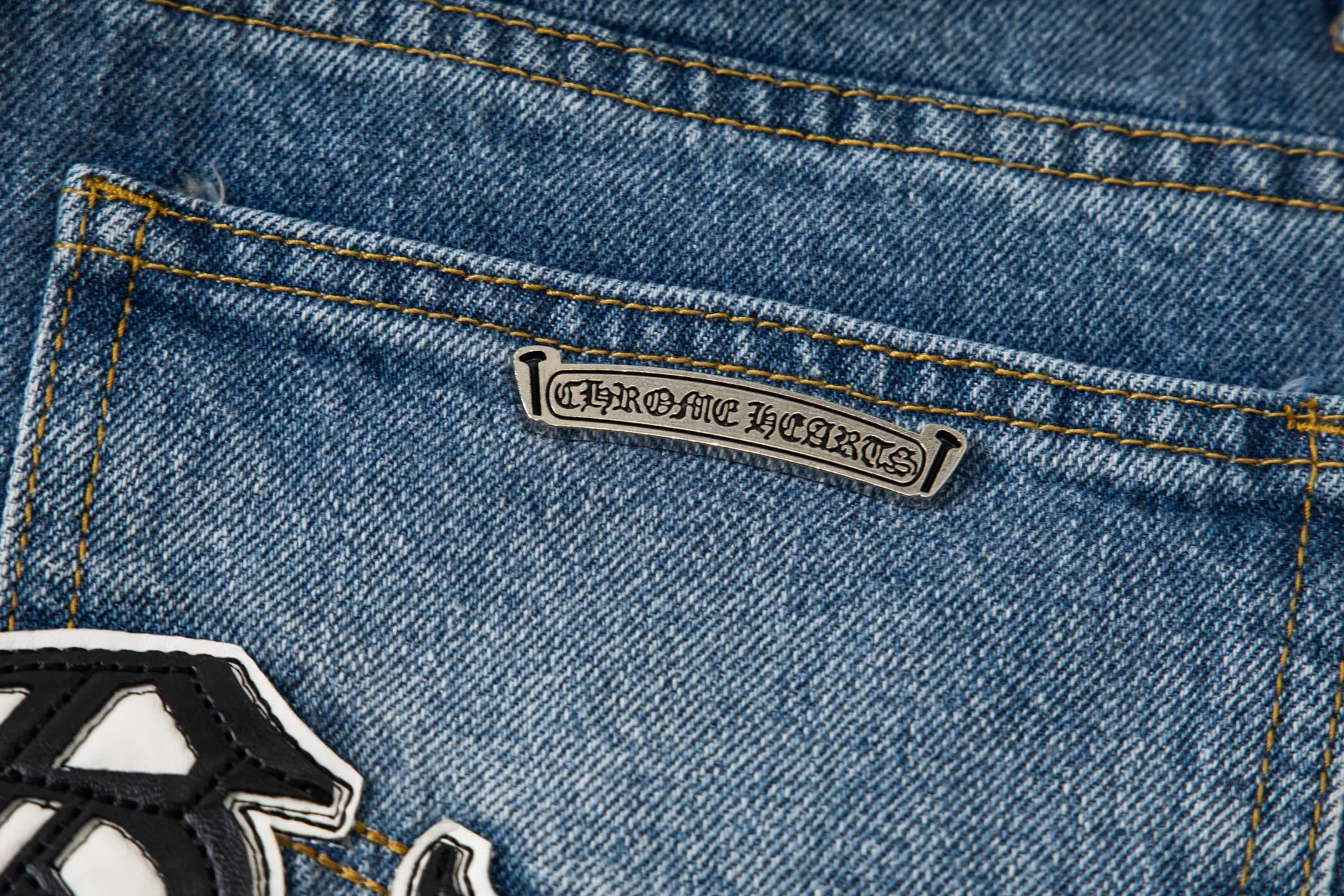 P260 Chrome Hearts light blue pants, Sanskrit black and white patchwork leather jeans. CH jeans need to be washed before being dismantled and then hand-stitched with sheepskin cross leather and then spliced ​​together. The whole piece has too many craftsmanship to explain. The patches are decorated with cross patterns, and the high-waisted washed jeans! ! Absolutely high-end luxury products, god-level single products and super popular products, made with top heavy industry, a must-see magic weapon. Customized hardware. The fabric is thick and soft after washing. It has good breathability. Customized small leather label. Unique design. The details are simple and elegant, and the workmanship is exquisite. The entire trousers are neatly routed and the details are in place! It’s so cool that both men and women can easily control the genderless trend! Style number: 1803# Color: blue Size: 28 30 32 34